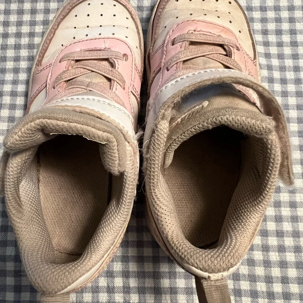 Toddler girls size 9 Nike pink and white shoes